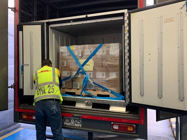 Aterrizaron en el país 326.000 dosis de la vacuna contra el COVID-19 de la farmacéutica AstraZeneca . Foto: Cortesía Ministerio de Salud