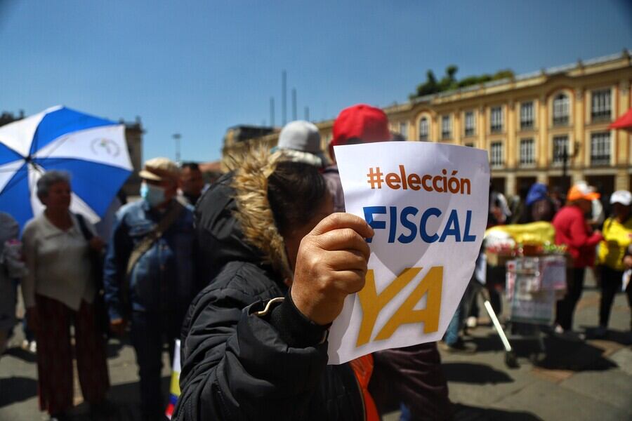 En la plaza de Bolívar se llevó a cabo una manifestación para exigir la elección de la nueva fiscal. Foto: Colprensa.