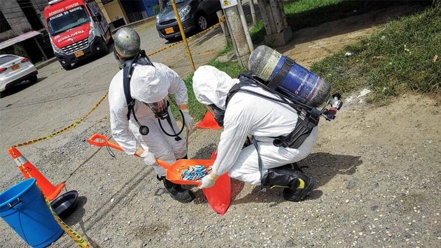 Los encargados aseguraron la zona, efectuaron una desinfección básica, y procedieron a recoger los elementos . Foto: Bomberos Popayán