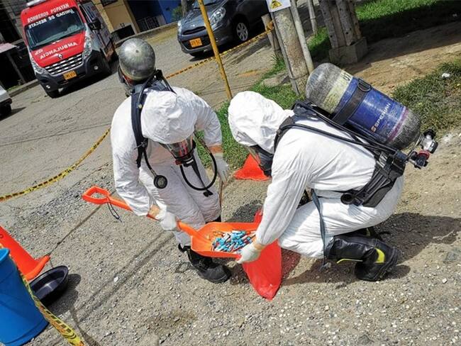 Los encargados aseguraron la zona, efectuaron una desinfección básica, y procedieron a recoger los elementos . Foto: Bomberos Popayán