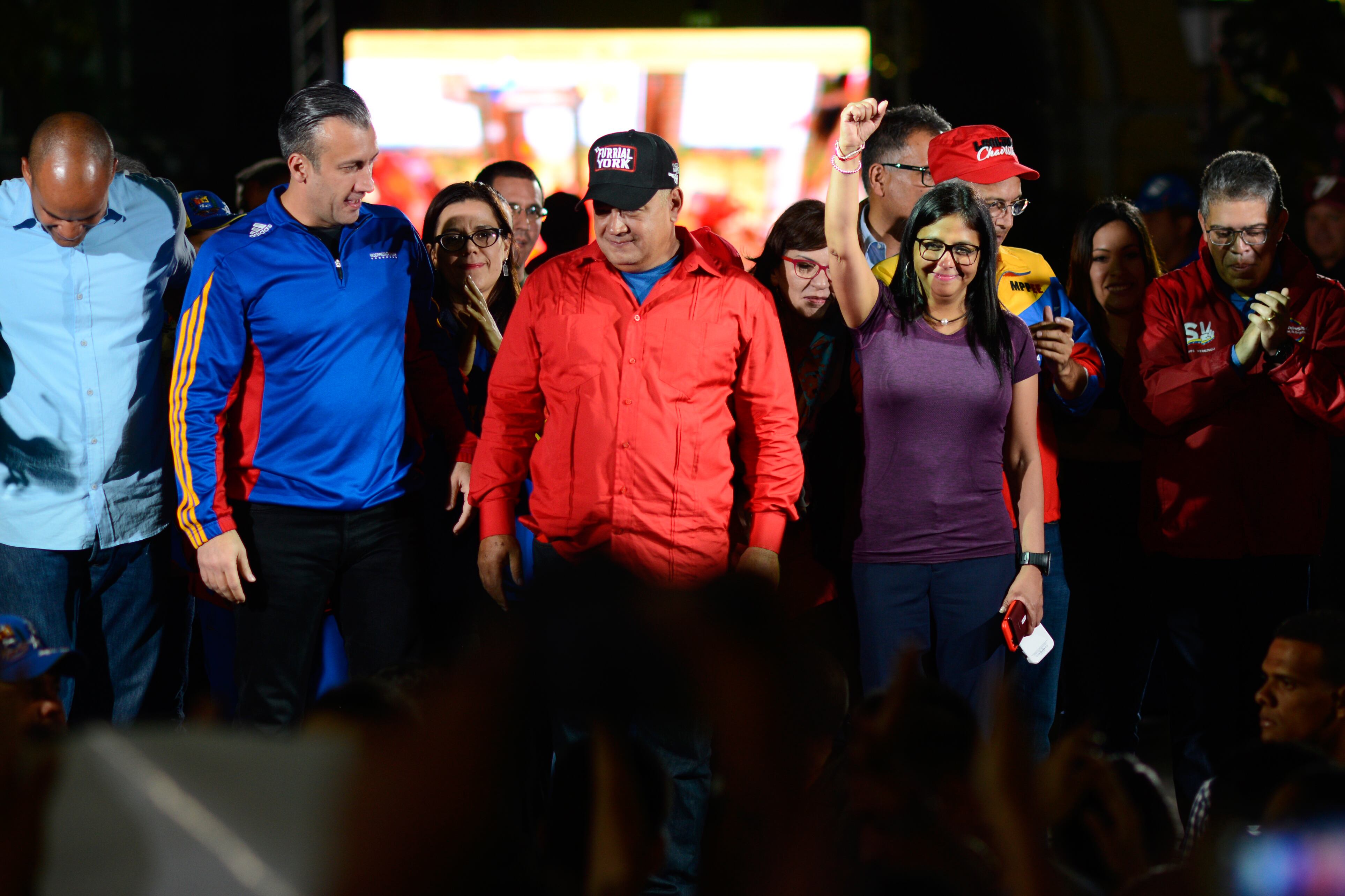 La cabecera de campaña constituyente chavista: Tareck El Aissami (I), Diosdado Cabello (C) y Delcy Rodríguez (D).
(Foto: Manu Quintero/picture alliance via Getty Images)