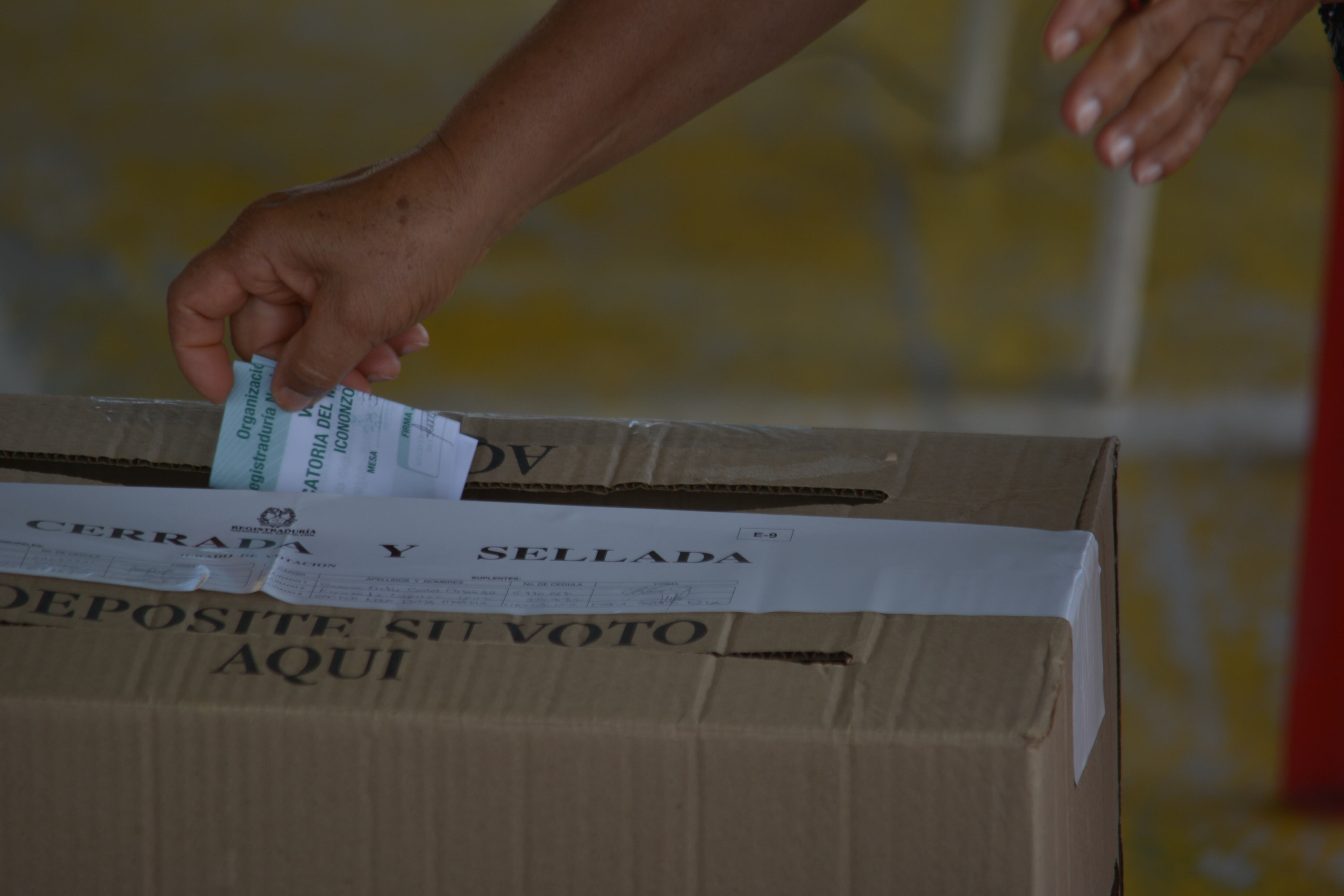 Mujer introduciendo su voto en medio de la jornada electoral (Colprensa)