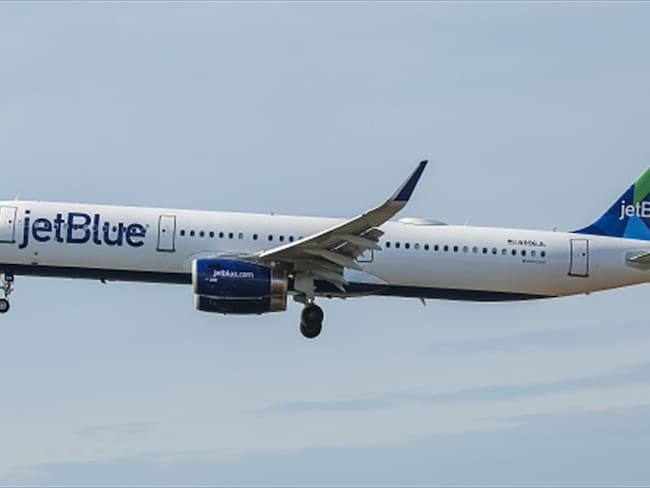 JetBlue compensará las emisiones contaminantes de sus vuelos en Estados Unidos. Foto: Getty Images