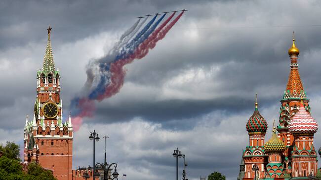 Kremlin durante el ensayo del desfile militar del Día de la Victoria, en Moscú, Rusia. Foto: EFE/EPA/SERGEI ILNITSKY