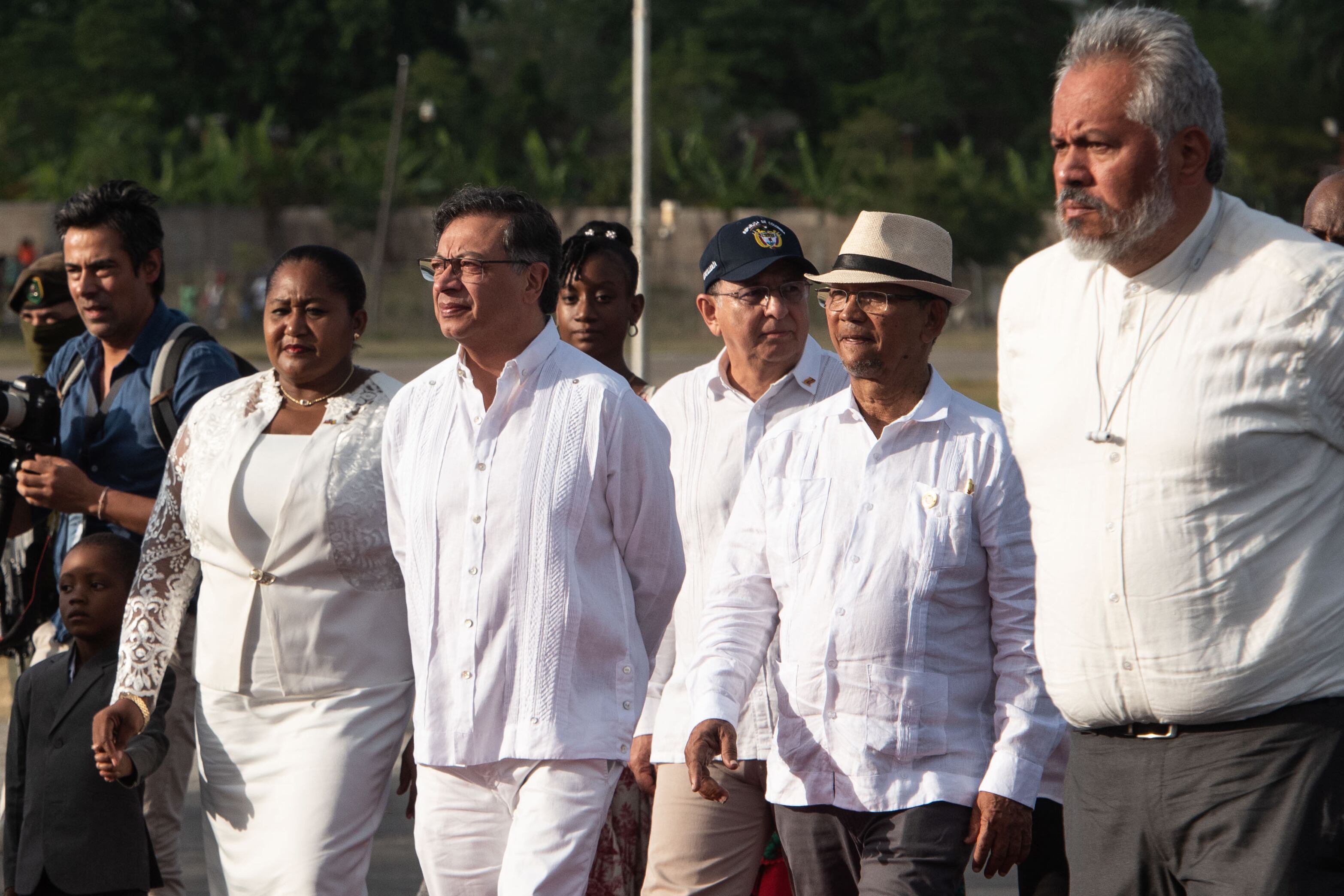 El presidente de Colombia, Gustavo Petro, camina junto al presidente del Consejo de Transición (CPT) de Haití, Leslie Voltaire. Foto. EFE/ Johnson Sabin