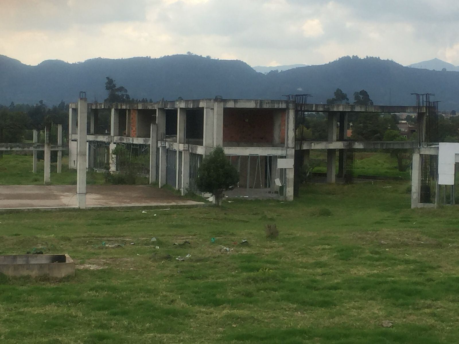 Elefante blanco: el centro de rehabilitación de la Policía que quedó en veremos en el kilómetro 20 de la Autopista Norte, en el sentido La Caro-Bogotá. Foto: Mayor William Moreno