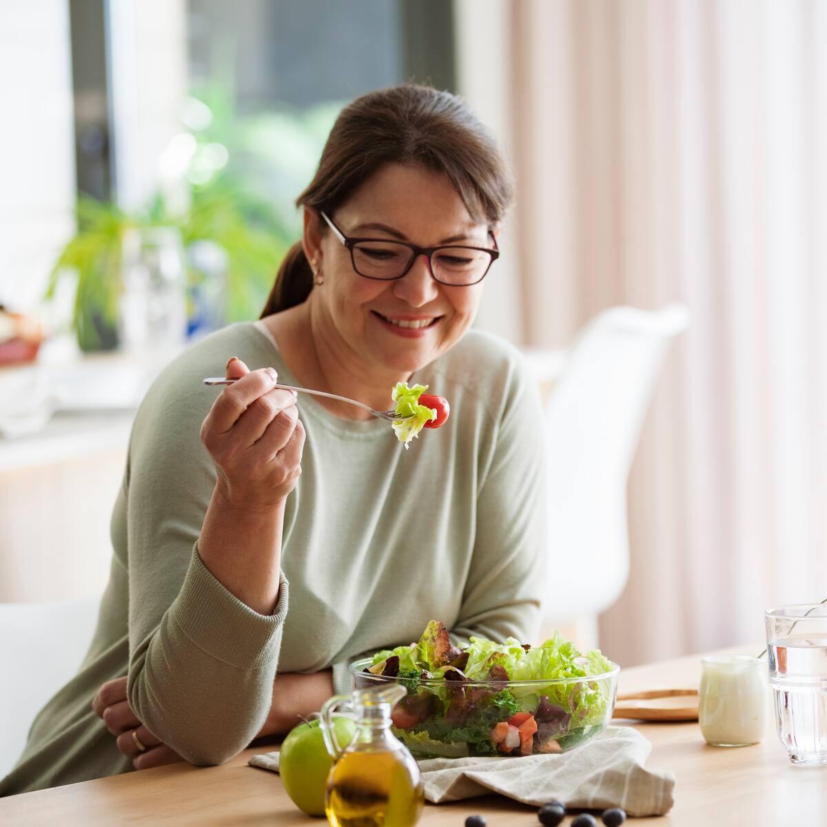 ¿Puede controlarse la menopausia desde la alimentación? Experta respondió