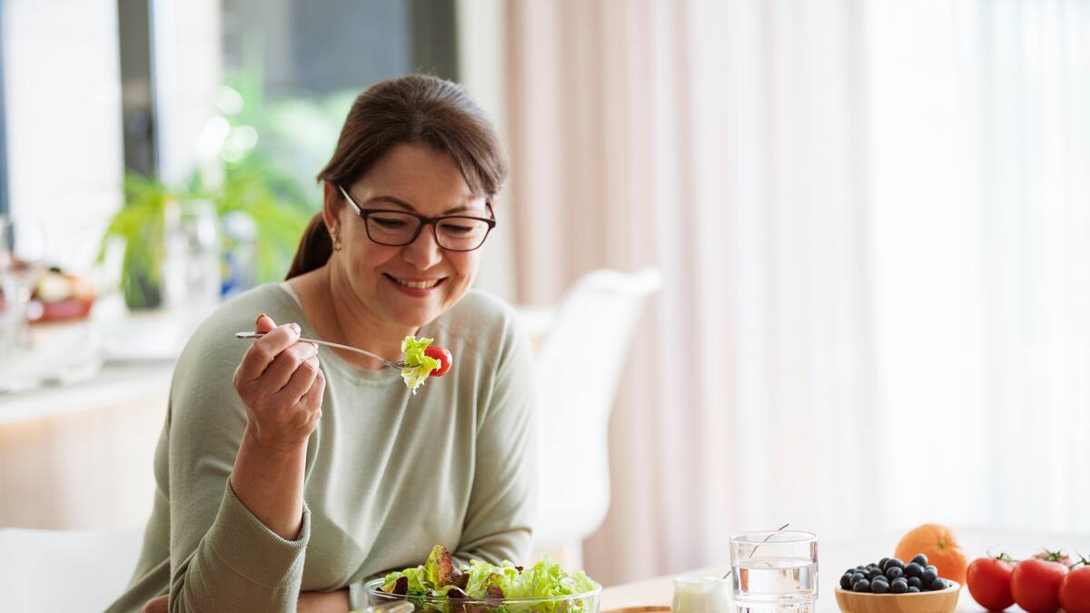 ¿Puede controlarse la menopausia desde la alimentación? Experta respondió