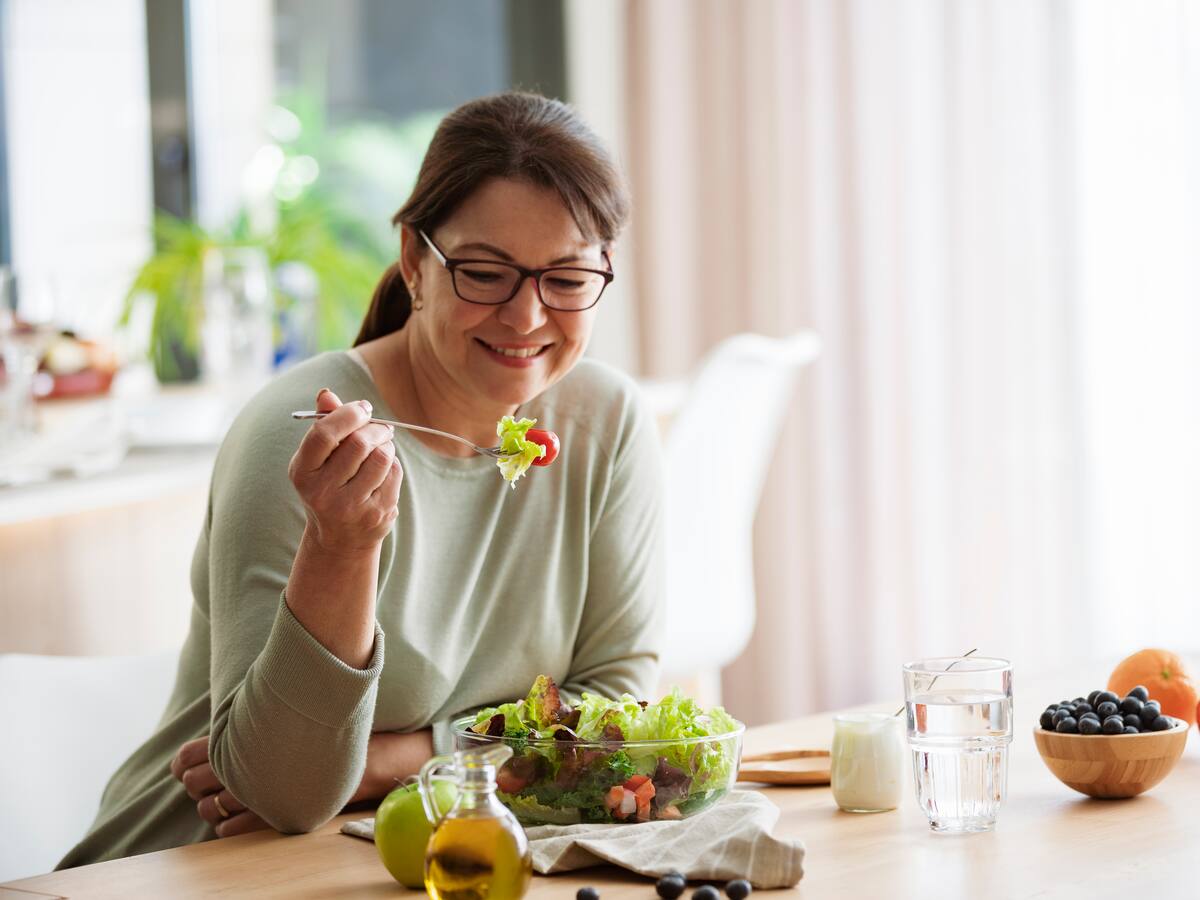 ¿Puede controlarse la menopausia desde la alimentación? Experta respondió