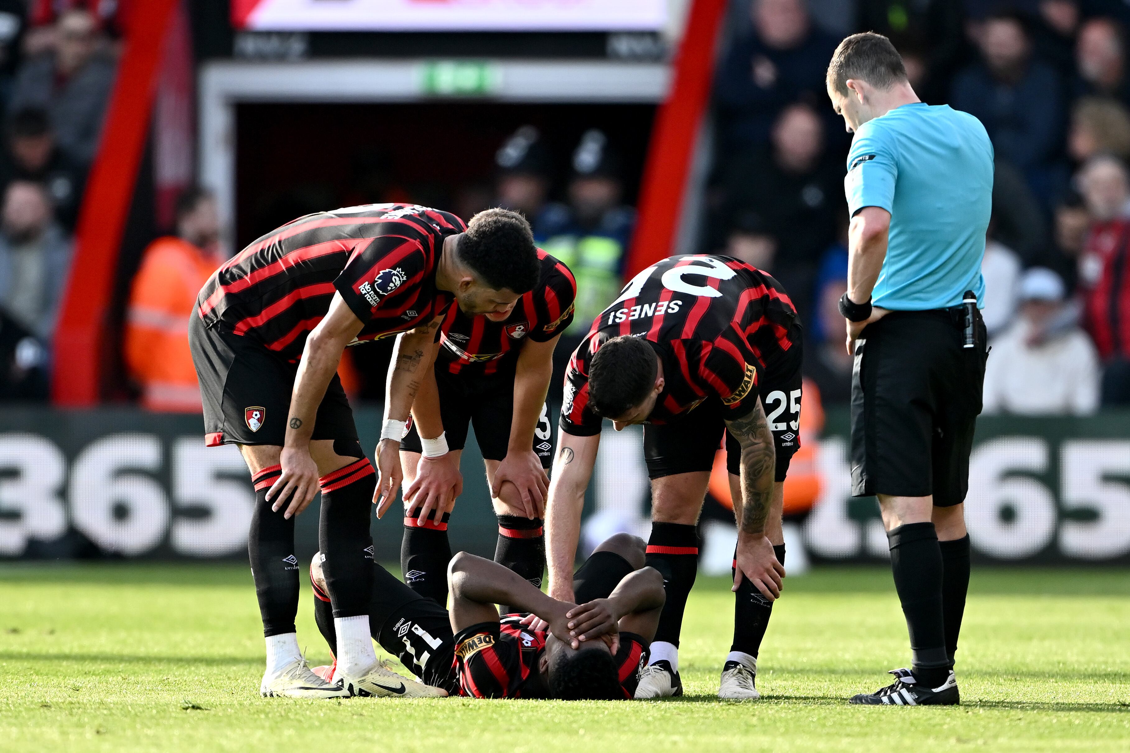 Luis Sinisterra se lamenta de una nueva lesión con el Bournemouth. (Photo by Dan Mullan/Getty Images)
