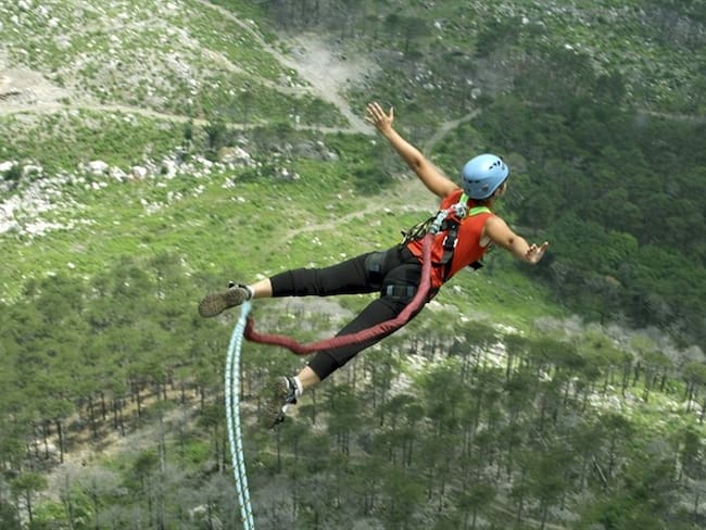 Imagen de referencia de una mujer practicando bungee jumping. Foto: Getty Images / Vitalalp