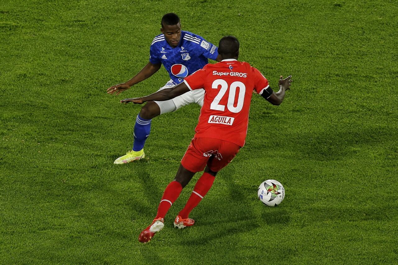 Felipe Román y Adrián Ramos en el juego entre Millonarios y América en El Campín 2021