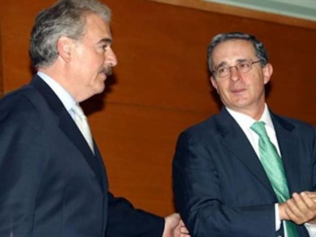 Piden investigar a Pastrana y Uribe por omisión frente a litigio con Nicaragua