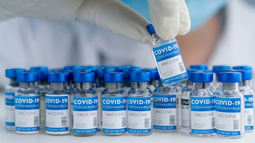 A través del decreto 630, el Ministerio de Salud actualizó la población que recibirá de manera prioritaria la vacuna contra el COVID-19. Foto: Getty Images / ANDRESR