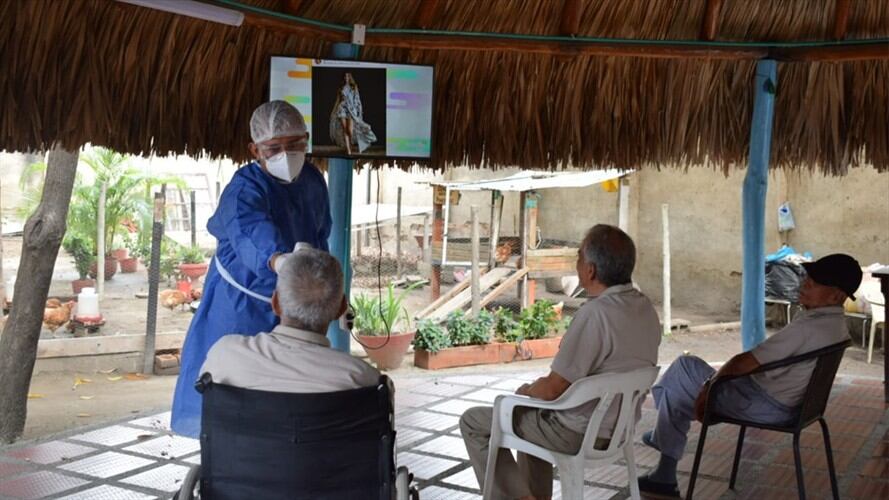 Se trata de dos adultos mayores con patologías crónicas que se encuentran aislados bajo supervisión de una enfermera personalizada. Foto: Erika Alvarado