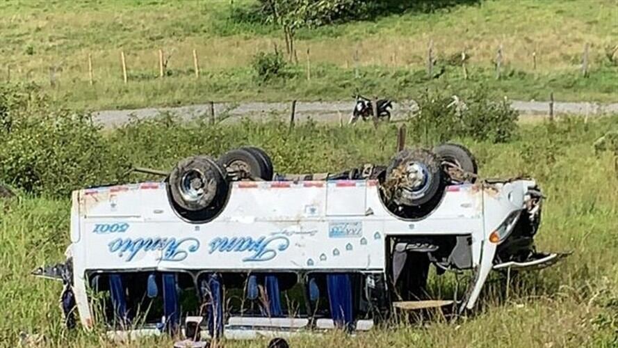 El vehículo se salió de la carretera y rodó unos 50 metros, según los Bomberos Voluntarios de Rosas . Foto: Cortesía