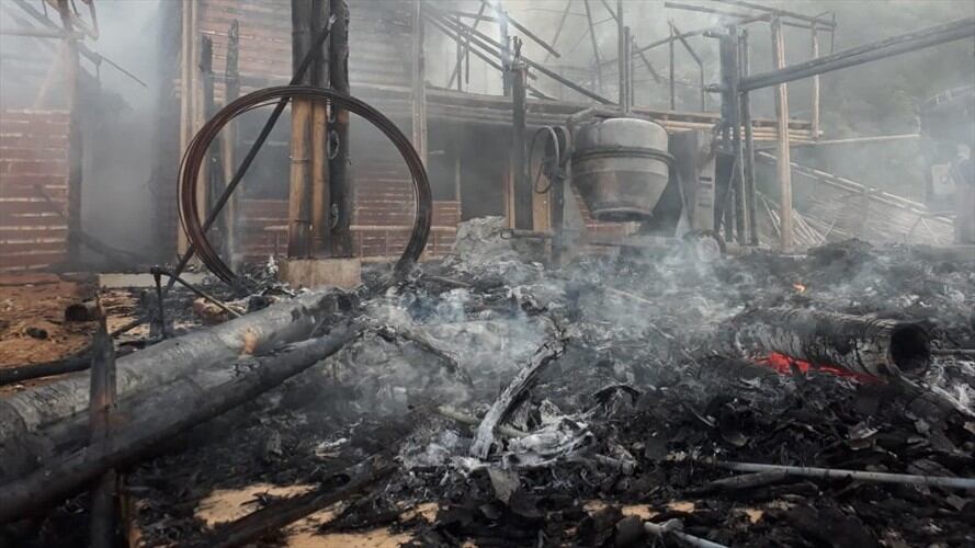 La emergencia fue controlada por el Cuerpo de Bomberos Voluntarios, pero gran parte de la sede se incineró. Foto: Acín