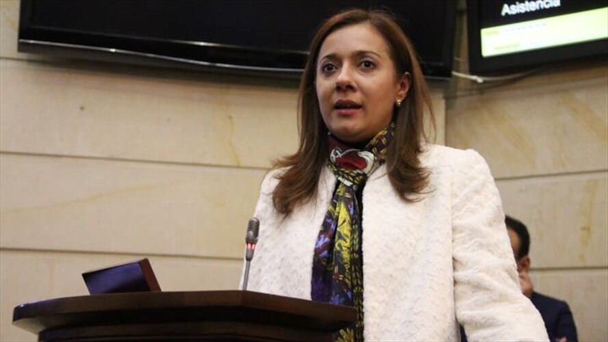 El dosier de Astrid Salamanca, la Directora Administrativa del Senado que sería reelegida. Foto: Colprensa