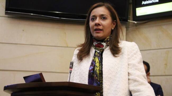 El dosier de Astrid Salamanca, la Directora Administrativa del Senado que sería reelegida. Foto: Colprensa