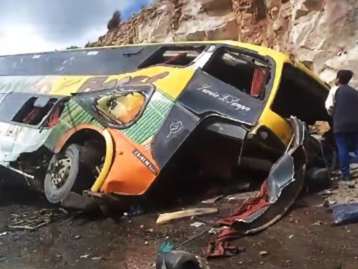 Al menos 14 muertos y 29 heridos en el choque de un autobús contra una roca en Bolivia