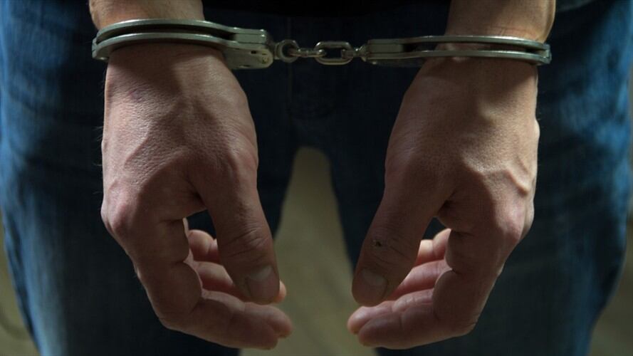 Dentro de los capturados, hay un patrullero de la Policía Nacional señalado de compartir información privilegiada sobres operativos y puntos de control. Foto: Getty Images