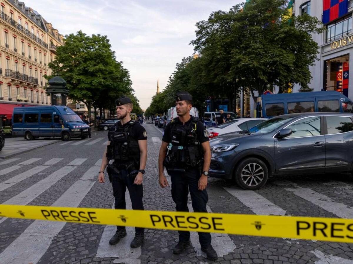 Un policía resultó herido en un ataque con cuchillo en los Campos Elíseos de París