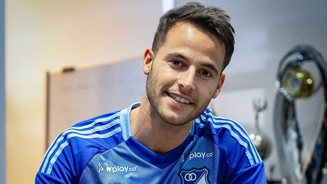 Guillermo de Amores firma su contrato con Millonarios FC el jueves 17 de julio de 2025. FOTO: Millonarios FC