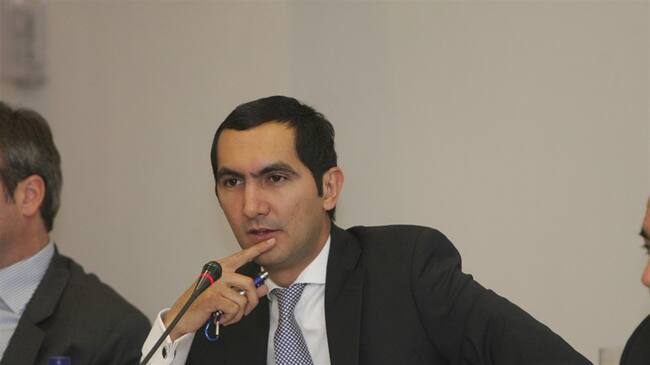 David Barguil (Partido Conservador) pidió que después de que se le aliviara la carga tributaria a las empresas, se piense en un incremento del 7% al salario mínimo.. Foto: Colprensa