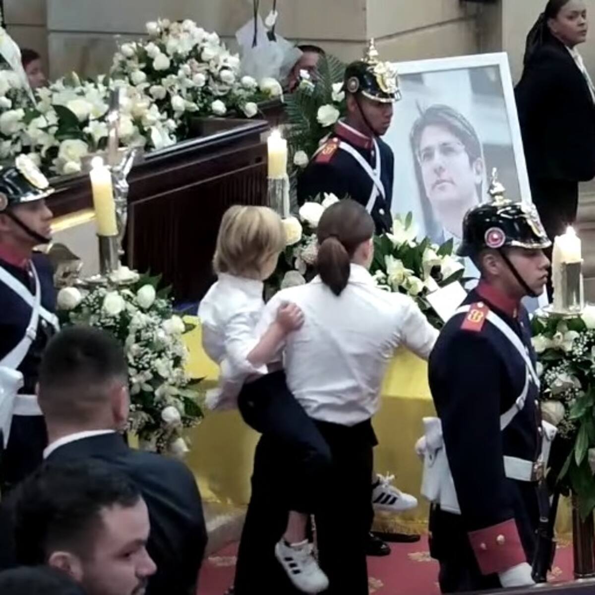 Pequeño hijo de Miguel Uribe se despidió de su padre en velación en cámara ardiente en el Congreso