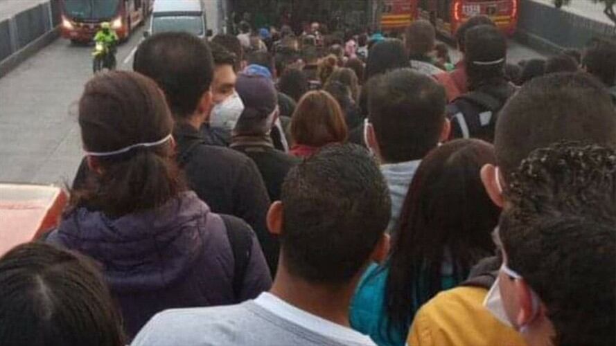 En diferentes ciudades se ha visto el transporte público lleno. Esta situación pone en peligro la vida de muchas personas pues aumenta las probabilidades de contagio del virus.. Foto: Twitter