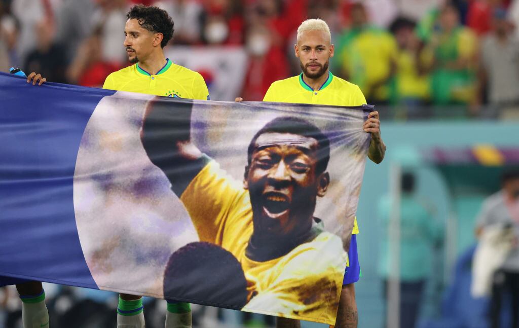 Neymar con la pancarta de apoyo a Pelé luego de la victoria en octavos de final frente a Corea del Sur. Foto: Marc Atkins/Getty Images