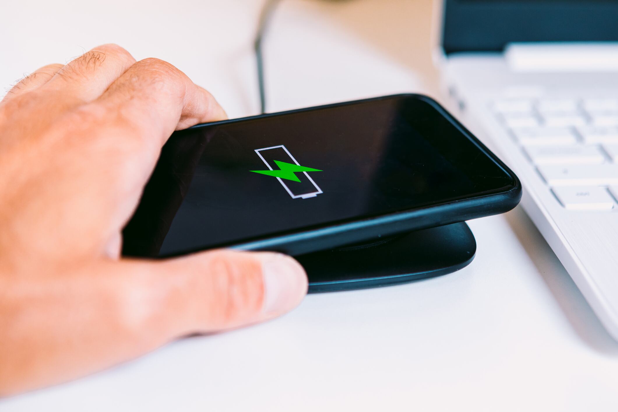 Celular y batería imagen de referencia. Foto: Getty Images.