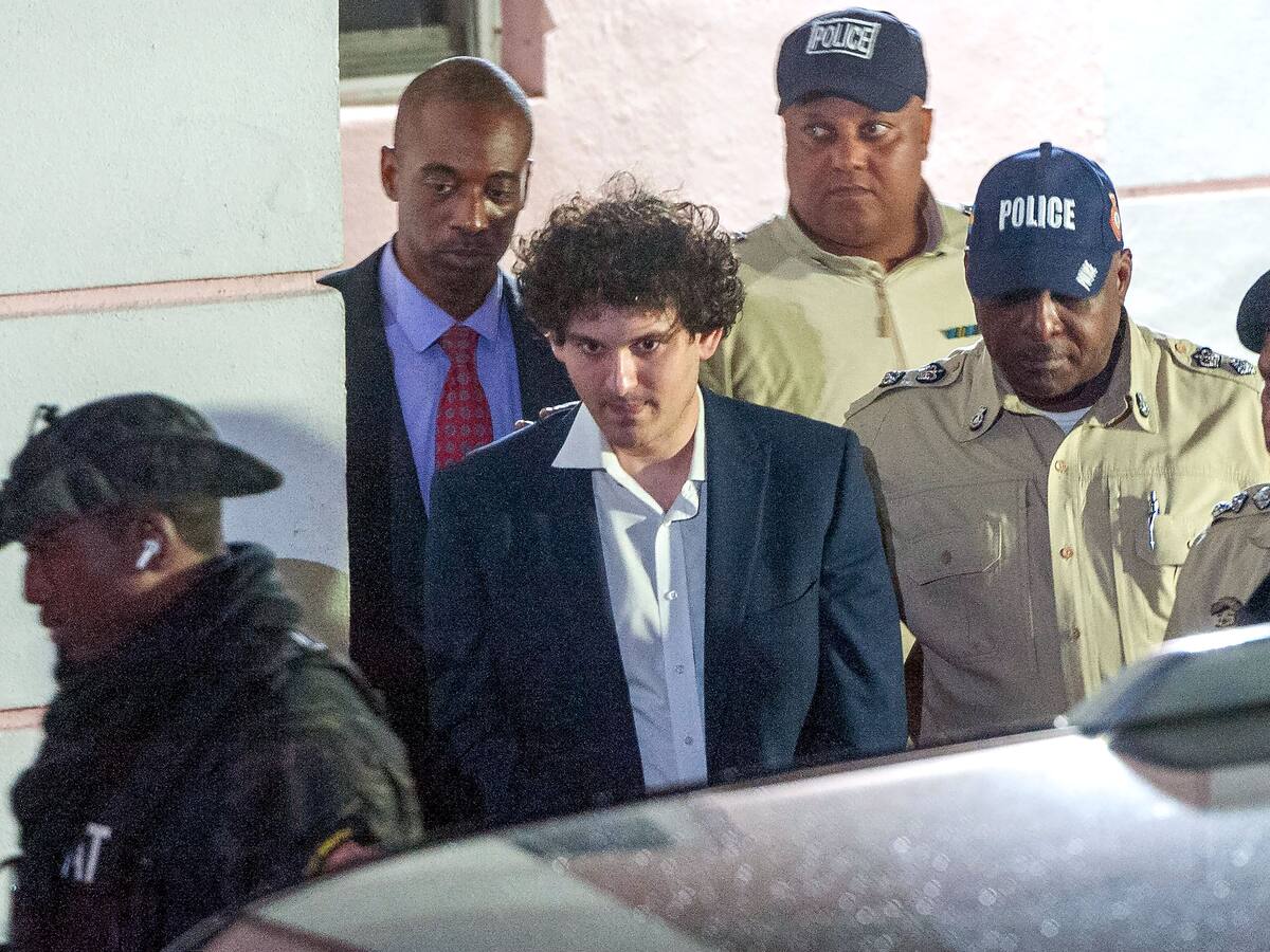 Fundador de la plataforma de criptomonedas FTX acepta ser extraditado a EE.UU.