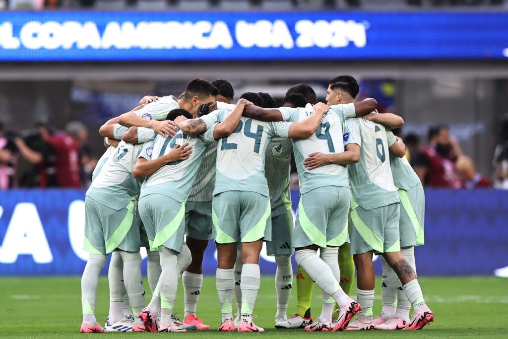 INGLEWOOD, CALIFORNIA - JUNE 26: Players of Mexico huddle prior the CONMEBOL Copa America 2024 Group B match between Venezuela and Mexico at SoFi Stadium on June 26, 2024 in Inglewood, California. (Photo by Omar Vega/Getty Images)