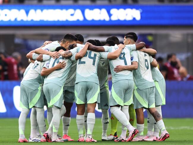 INGLEWOOD, CALIFORNIA - JUNE 26: Players of Mexico huddle prior the CONMEBOL Copa America 2024 Group B match between Venezuela and Mexico at SoFi Stadium on June 26, 2024 in Inglewood, California. (Photo by Omar Vega/Getty Images)