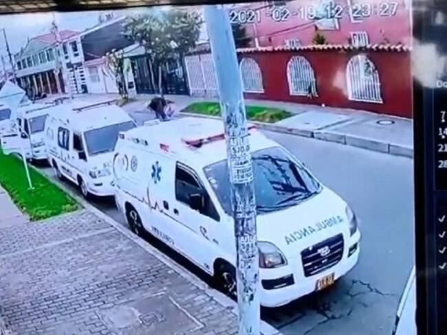 Un taxista fue asesinado al chocar con delincuentes que huían en moto en Bogotá