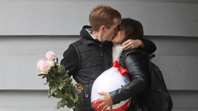 Pareja besándose. Foto: Referencia Getty