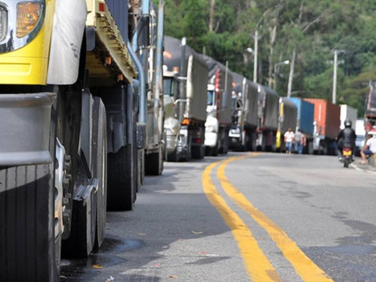 Venció plazo para que vehículos de carga instalen cintas retrorreflectivas