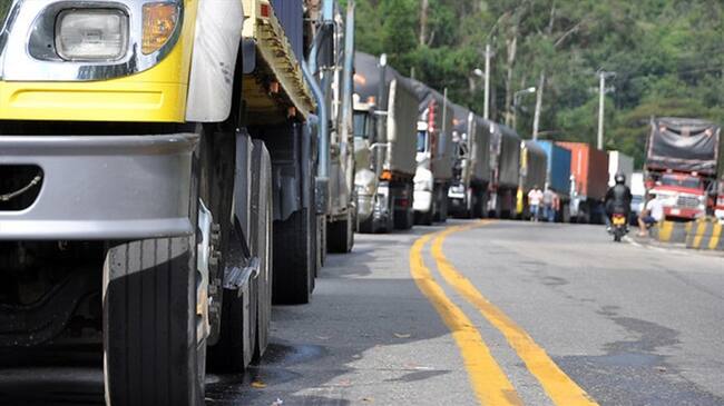 Venció plazo para que vehículos de carga instalen cintas retrorreflectivas. Foto: Colprensa