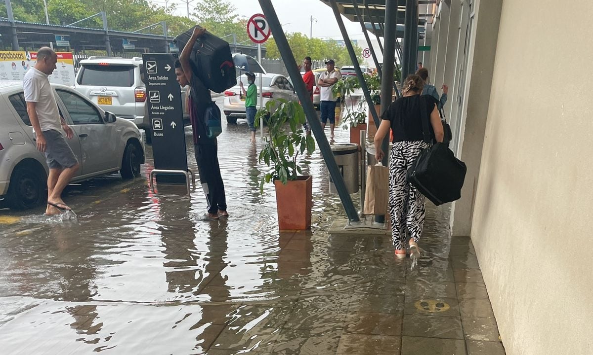 ¿Aeropuerto o piscina? Inundación en terminal aérea de Montería. Foto: Comunidad