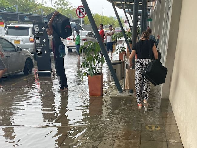 ¿Aeropuerto o piscina? Inundación en terminal aérea de Montería. Foto: Comunidad