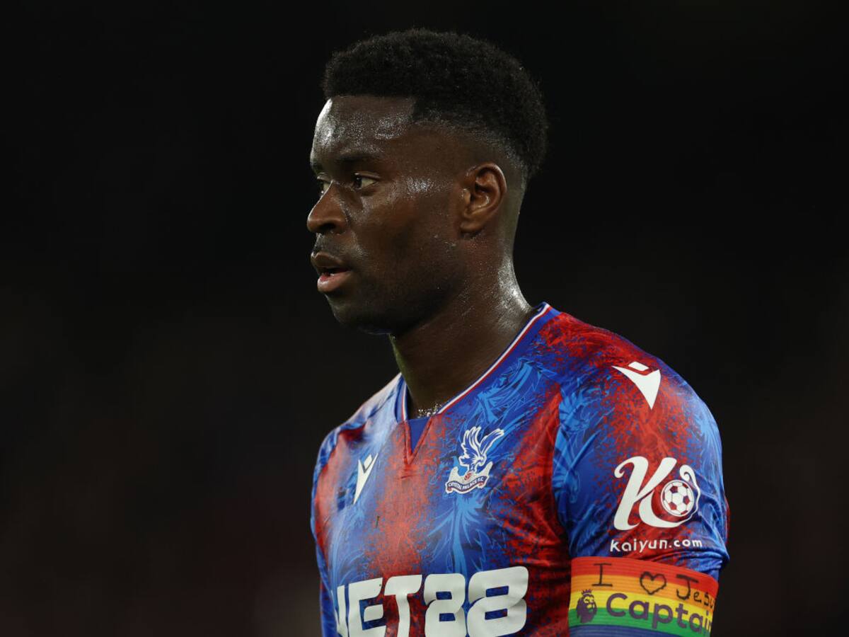 Marc Guehi podría enfrentar sanción por mensaje “amo a Jesús” en el brazalete de capitán