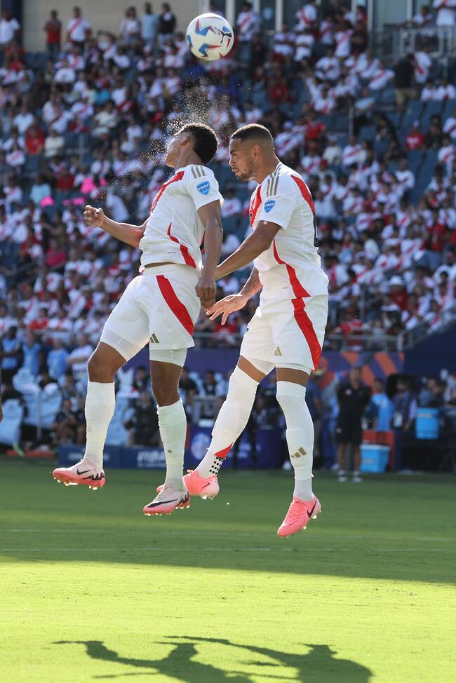 Kansas City (United States), 25/06/2024.- Peru defender Marcos Lopez (L) and Peru defender Alexander Callens (R) go for the ball during the second half of the CONMEBOL Copa America 2024 group A match between Peru and Canada, in Kansas City, Kansas, USA, 25 June 2024. EFE/EPA/WILLIAM PURNELL