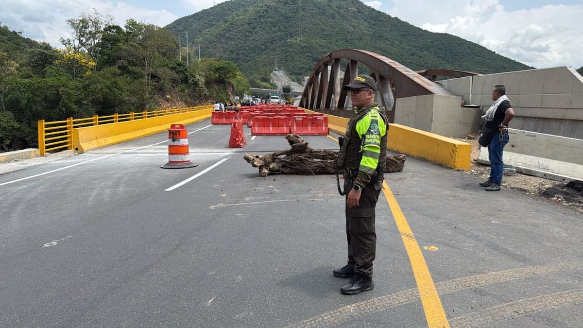 Vía Bogotá - Girardot está bloqueada por manifestaciones