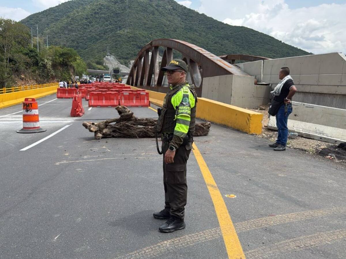 Vía Bogotá - Girardot está bloqueada por manifestaciones