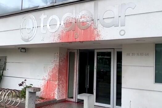 Vandalizan edificio de Radio Todelar en Bogotá. Foto: Redes sociales