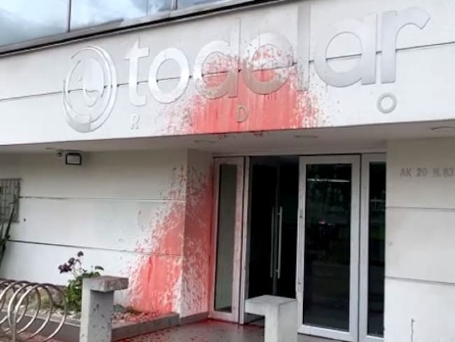 Vandalizan edificio de Radio Todelar en Bogotá. Foto: Redes sociales