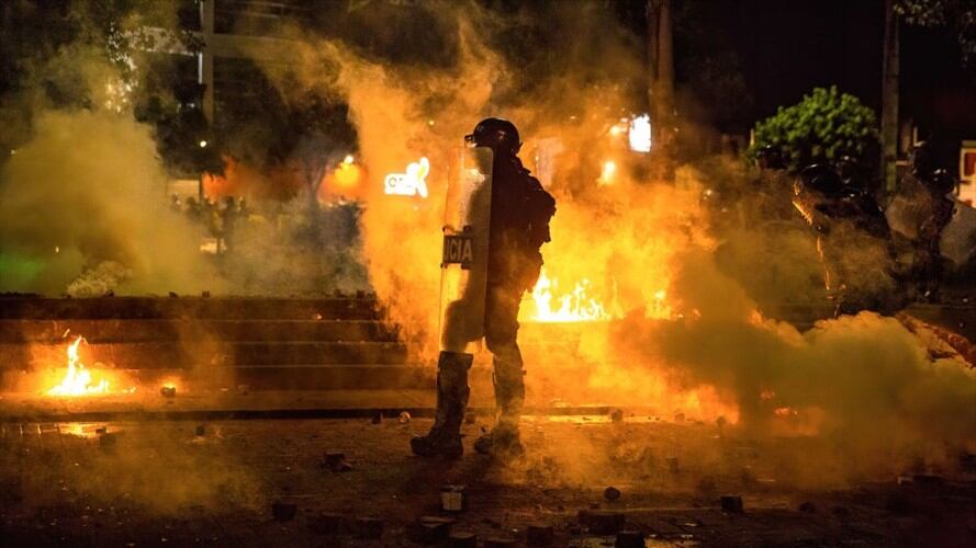 El director de la Policía Nacional, general Jorge Luis Vargas, entregó un balance de los hechos vandálicos registrados en diferentes zonas del país. Foto: Getty Images / ANTONIO CASCIO