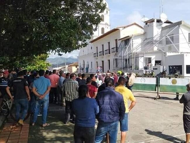 Relevan personal de la policía en el municipio de Ábrego por la muerte de un civil. Foto: Cortesía