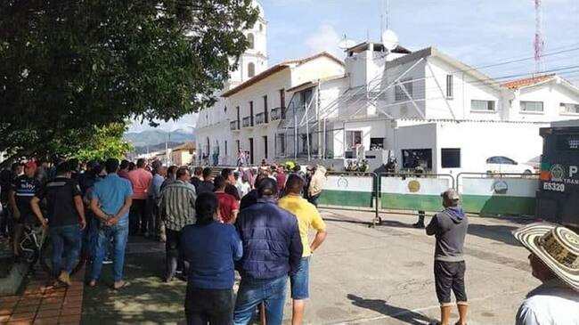 Relevan personal de la policía en el municipio de Ábrego por la muerte de un civil. Foto: Cortesía
